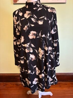 Loveriche floral dress in EUC